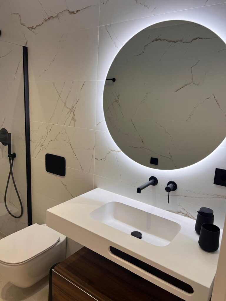 Detalle de alicatado en reforma de baño en Murcia