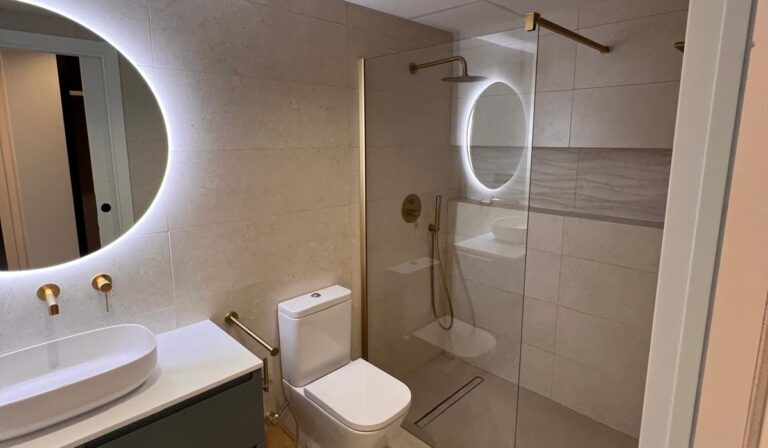Reformar un baño en Murcia: baño reformado por Renova Espacios 86